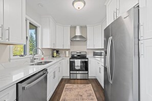 冷蔵庫、電子レンジ、オーブン、コンロ