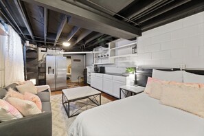 5 bedrooms, desk, iron/ironing board, free WiFi - Holiday Decorated! 3 Living Rooms, 2 Garages, Gym & Chef’s Kitchen for a Group! (Omaha)