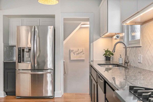 Fridge, microwave, oven, stovetop - Holiday Decorated! 3 Living Rooms, 2 Garages, Gym & Chef’s Kitchen for a Group! (Omaha)