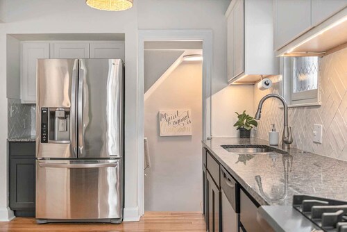 3 Living Rooms, 2 Garages, Gym & Chef’s Kitchen for a Group!