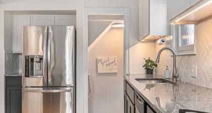 3 Living Rooms, 2 Garages, Gym & Chef’s Kitchen for a Group!