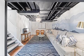 Smart TV, chimenea y libros