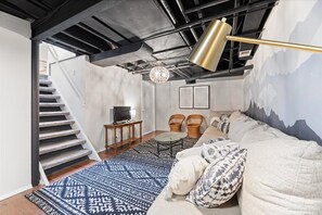 Smart TV, chimenea y libros 