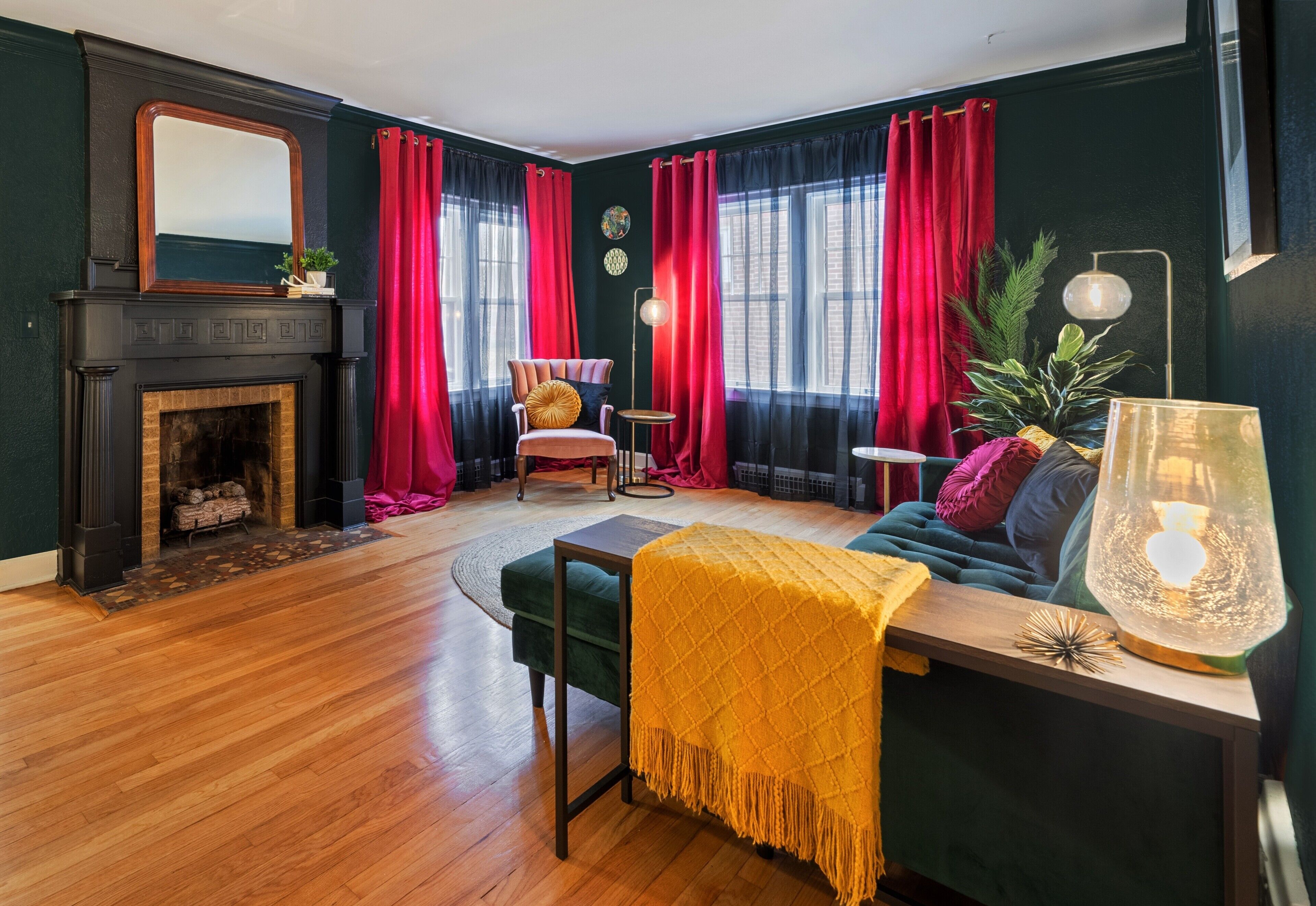 智能電視、壁爐、書籍