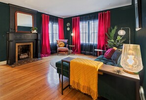 Smart TV, fireplace, books - Holiday Decorated! 3 Living Rooms, 2 Garages, Gym & Chef’s Kitchen for a Group! (Omaha)