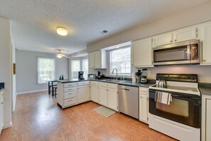 Fridge, microwave, stovetop, dishwasher