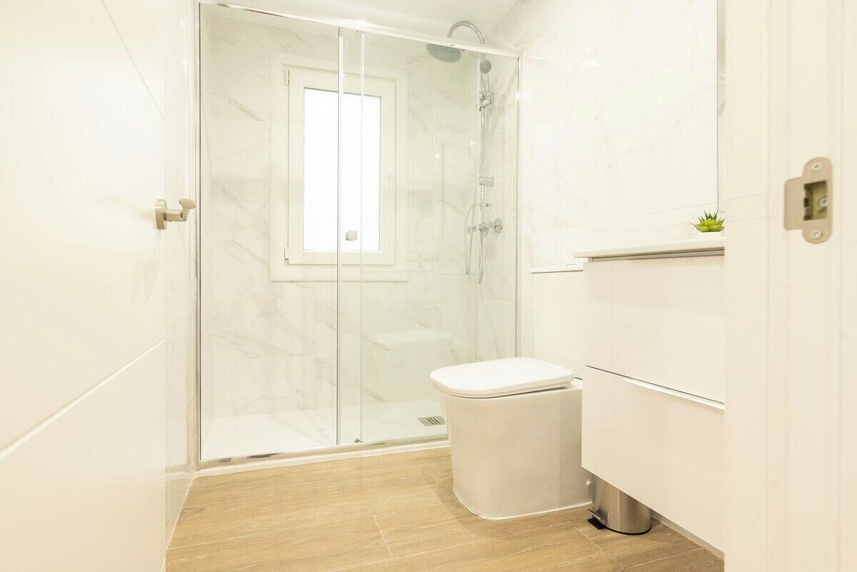 Een haardroger, handdoeken