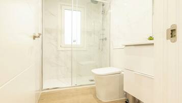 Een haardroger, handdoeken