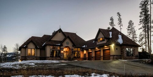 Lux 8000 SQ Ft, 9 BDR, 15 Beds, Hot Tub, Large Groups!