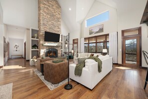 Smart TV, fireplace, video games - Lux 8000 SQ Ft, 9 BDR, 15 Beds, Hot Tub, Large Groups! (Winter Park)