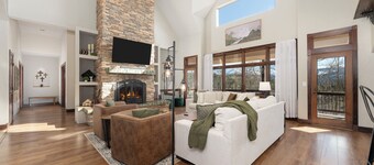 Lux 8000 SQ Ft, 9 BDR, 15 Beds, Hot Tub, Large Groups!