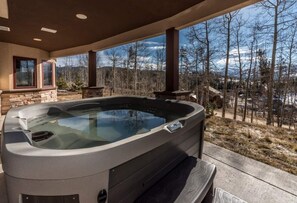 Outdoor spa tub - Lux 8000 SQ Ft, 9 BDR, 15 Beds, Hot Tub, Large Groups! (Winter Park)