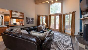 Televisión, chimenea y videojuegos