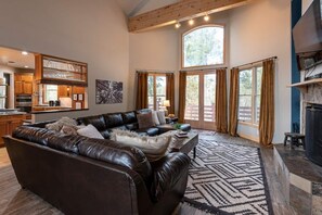 TV, fireplace, video games - Large Home, 11 beds, 2 Family Rooms, Hot Tub! (Granby)