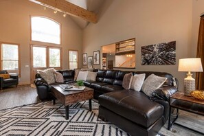 TV, fireplace, video games - Large Home, 11 beds, 2 Family Rooms, Hot Tub! (Granby)