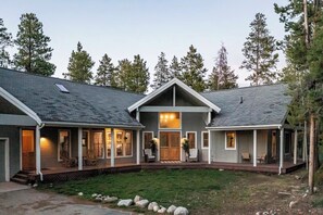 Exterior - Large Home, 11 beds, 2 Family Rooms, Hot Tub! (Granby)