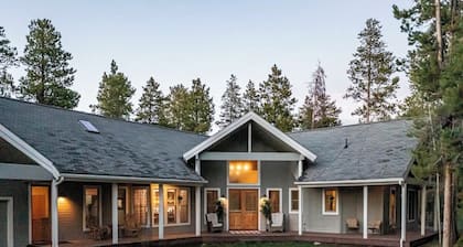 Large Home, 11 beds, 2 Family Rooms, Hot Tub!