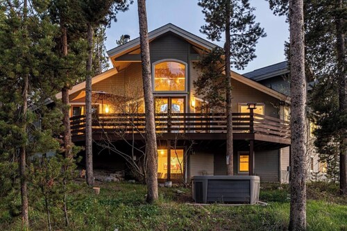 Beautiful Home, 11 beds, 2 Family Rooms, Hot Tub!