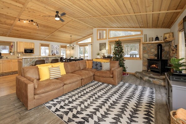 Televisión y chimenea 