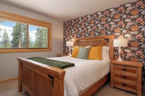 4 habitaciones, tabla de planchar con plancha y cuna de viaje 