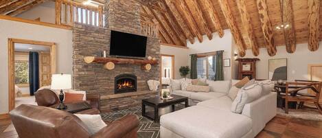 Een televisie en een open haard