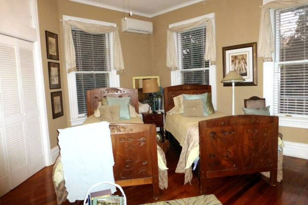 Large late1800's home within walking distance to Opera House and