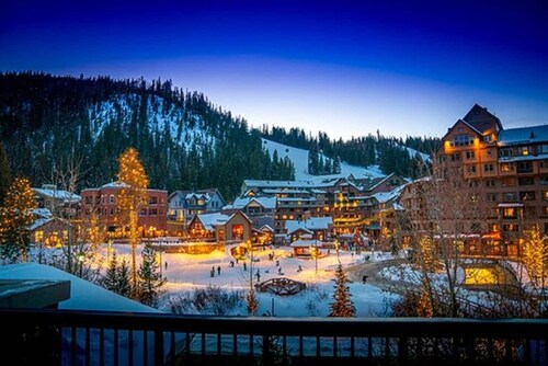 4 BDRM Cabin, 2 family rooms, Hot Tub, Shuttle Route