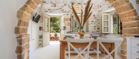 Signature Suite, Mountain View | Living area | 32-inch Smart TV with cable channels, TV, fireplace