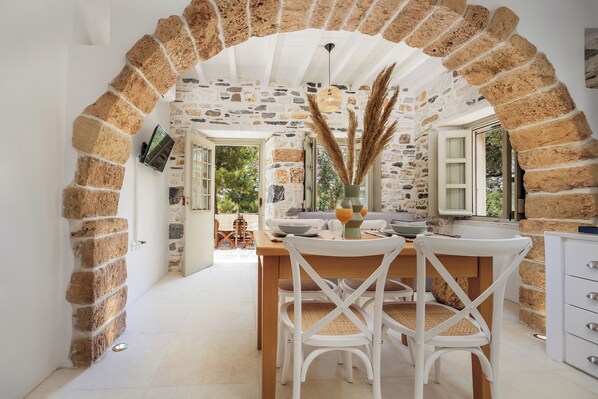 Suite Signature, vue montagne | Coin séjour | TV connectée de 32 pouces avec chaînes par câble, télévision, cheminée