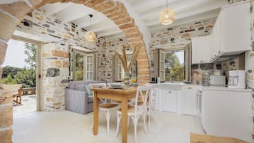 Suite Prestigio, vista a la montaña | Área de sala de estar | Smart TV de 32 pulgadas con canales por cable, televisión y chimenea