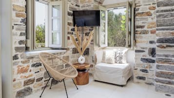 Suite panorámica, vista al mar | 1 habitación, ropa de cama de alta calidad y decoración personalizada