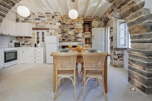 Suite Panoramique, vue mer | Cuisine privée | Micro-ondes, four, machine à expresso, cafetière/bouilloire