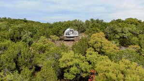 Una construcció en forma de cúpula envoltada per un bosc dens.
