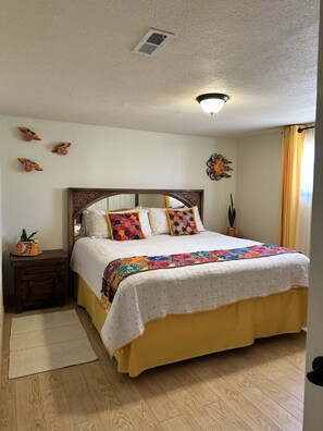 3 bedrooms, desk, free WiFi, bed sheets - Adobe House Close to Downtown, Opera, and Historic Plaza  (Santa Fe)