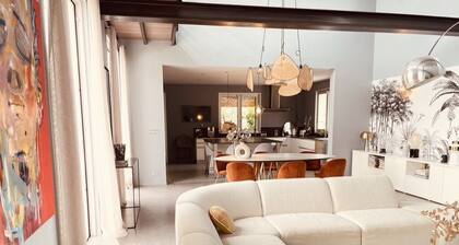 Villa contemporaine Ă Aix-en-Provence avec vue et piscine XXL