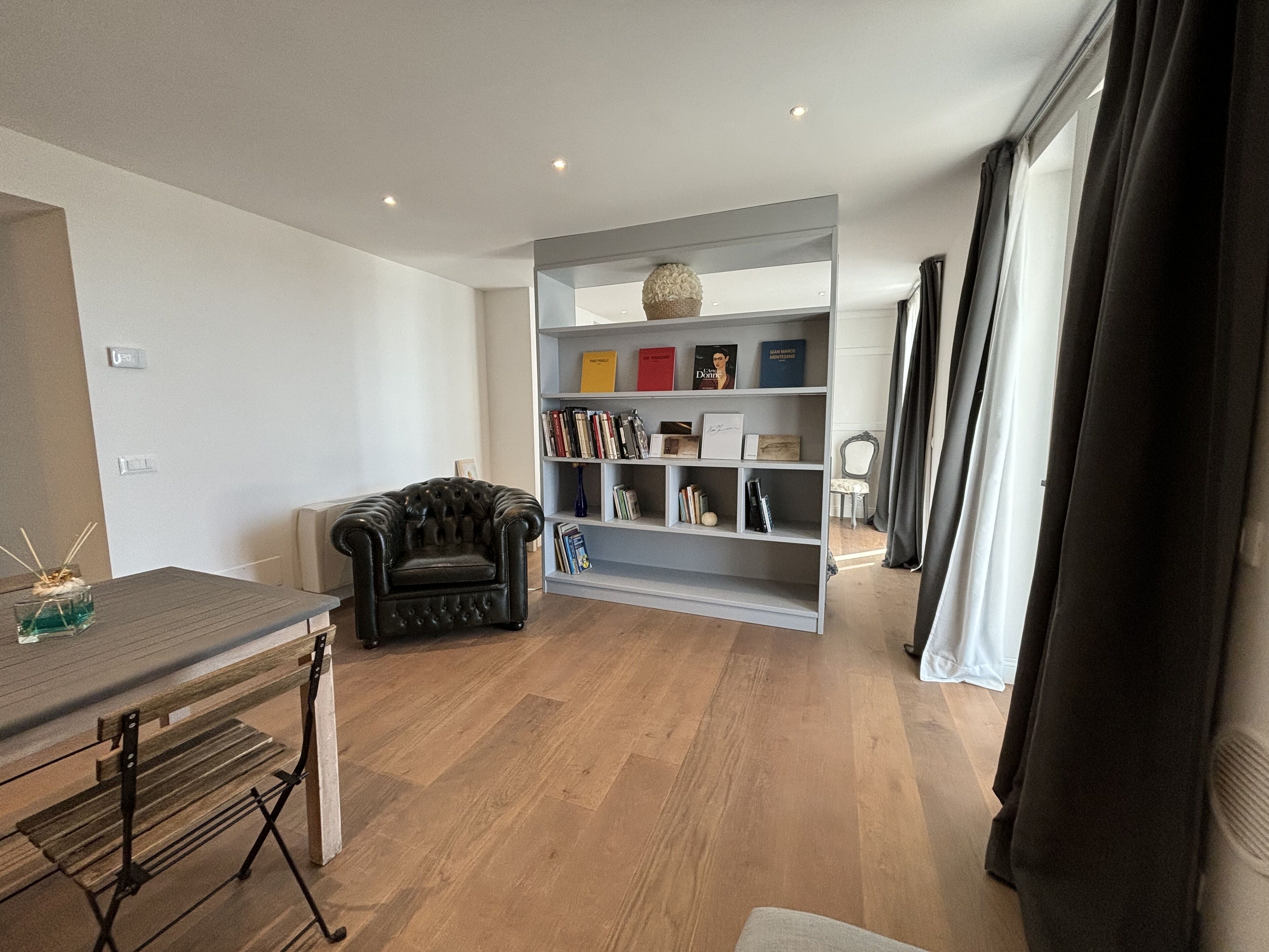 Luxury-Zimmer | Wohnbereich | 50-Zoll-Smart-TV mit Digitalempfang, Fernseher, Netflix