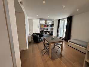 Habitación de lujo | Zona de estar | Smart TV de 50 pulgadas con canales digitales, una televisión