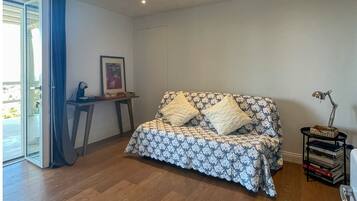 Luxury-Zimmer | Wohnbereich | 50-Zoll-Smart-TV mit Digitalempfang, Fernseher, Netflix