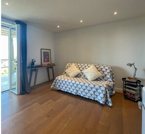 Luxury Room | Living area