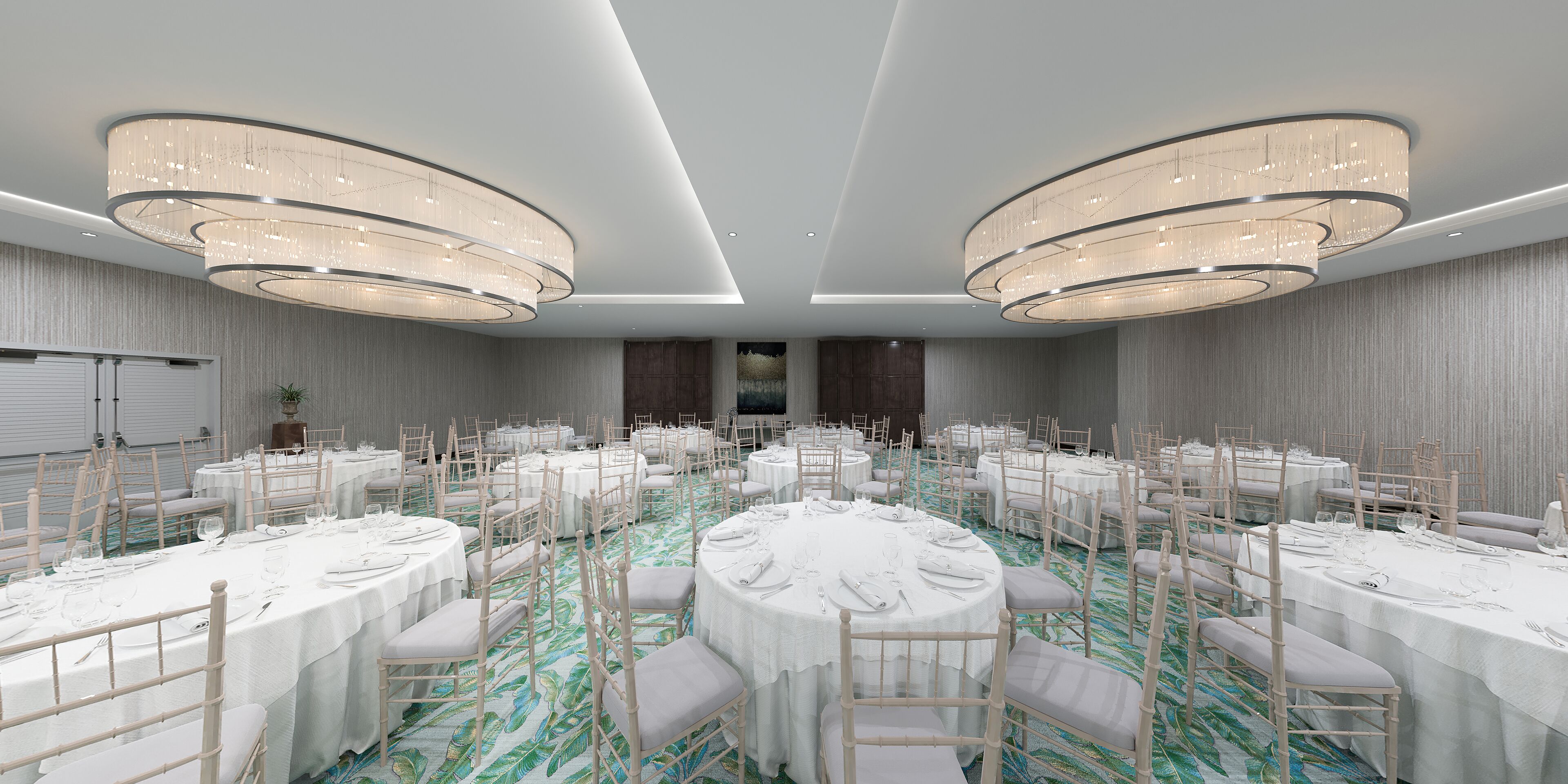 Un salón de banquetes con mesas redondas, manteles blancos y sillas de madera.