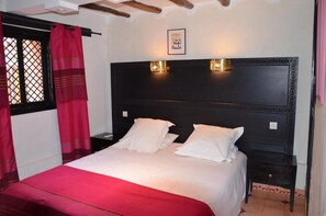 10 habitaciones, tabla de planchar con plancha, cuna de viaje y wifi 