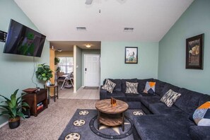 智能电视、壁炉、书、办公室