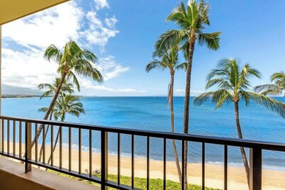 Updated oceanfront 1 bedroom condo, AC, 6 mile sandy beach, close to shaved ice