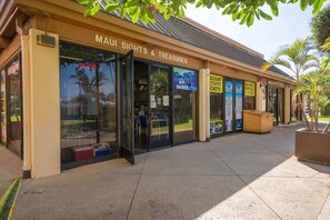 Exterior - Updated oceanfront condo, AC, 6 mile sandy beach (Kihei)