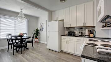 Full-size fridge, microwave, oven, stovetop