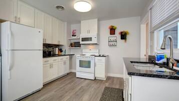 Full-size fridge, microwave, oven, stovetop