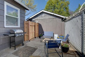 Terrace/patio - Renovated Home in Central Point (Central Point)
