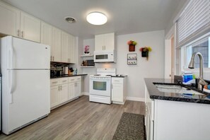 Full-size fridge, microwave, oven, stovetop - Renovated Home in Central Point (Central Point)
