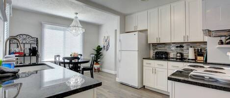 Großer Kühlschrank, Mikrowelle, Ofen, Herdplatte