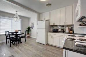 Full-size fridge, microwave, oven, stovetop - Renovated Home in Central Point (Central Point)